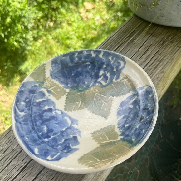 Cape Cod Chatham Pottery Hydrangea Plate 8” Width X 1.5” Height - Picture 7 of 16